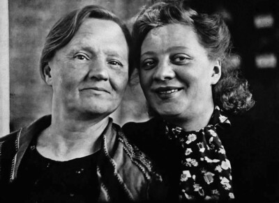 Мелитина со своей мамой Анной Родионовной, 1949 год, Южно-Сахалинск